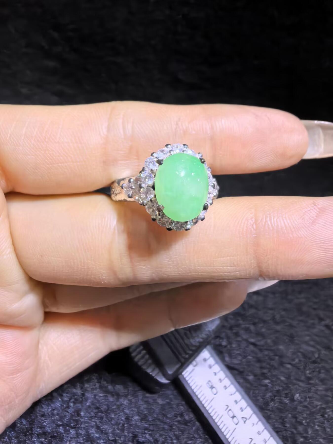 纯天然A货翡翠女戒面，色泽浓郁，水润冰透可代镶金银（老缅简单做铜托只为突显戒面效果）实物实拍，裸石尺寸:10.4mm*8.4mm