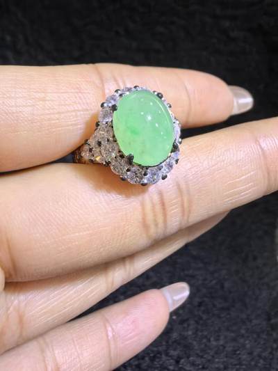 纯天然A货阳绿冰种女戒面，色泽浓郁，冰透水润，带色根，可代镶金银（老缅简单做铜托只为突显戒面效果）实物实拍，无任何滤镜，所见即所得。裸石尺寸:1.1cm*0.9mm