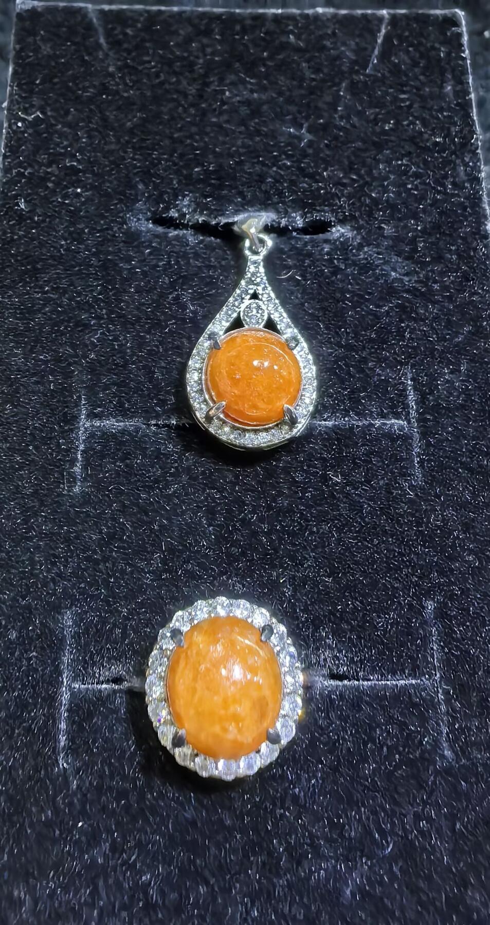 纯天然A货红翡戒指吊坠女款套装s925纯银镶嵌可调节圈口，天然无烧红翡，佩戴优雅简约，实物实拍，所见即所得。