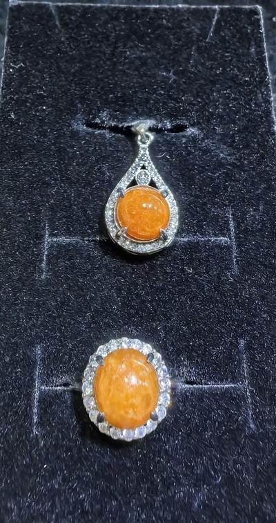 纯天然A货红翡戒指吊坠女款套装s925纯银镶嵌可调节圈口，天然无烧红翡，佩戴优雅简约，实物实拍，所见即所得。