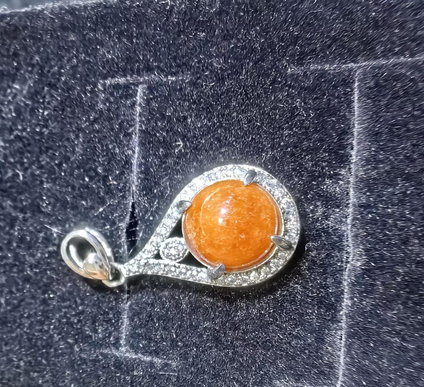 纯天然A货红翡戒指吊坠女款套装s925纯银镶嵌可调节圈口，天然无烧红翡，佩戴优雅简约，实物实拍，所见即所得。