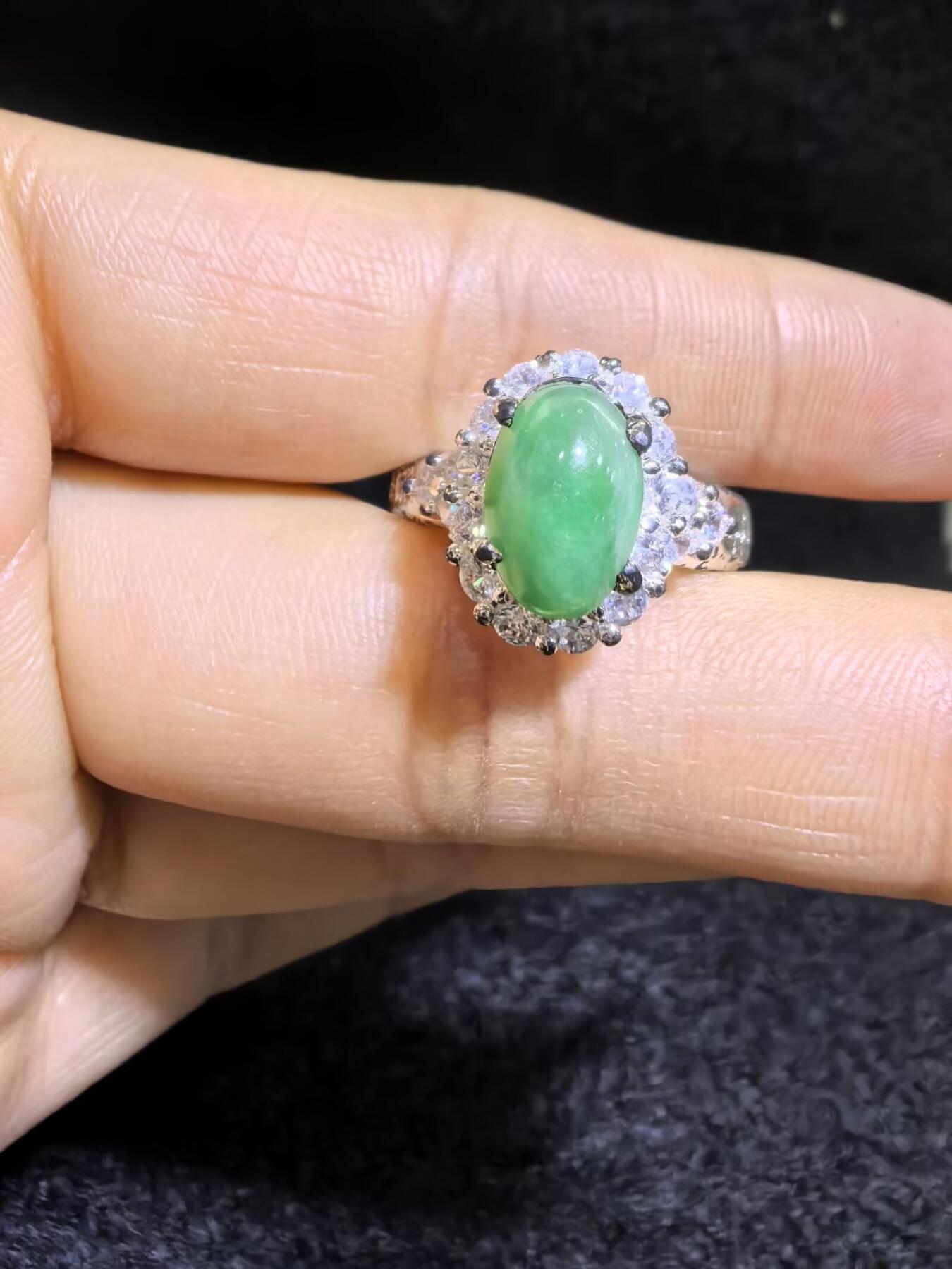 纯天然A货阳绿女戒面，色泽浓郁，种老色辣，可代镶金银（老缅简单做铜托只为突显戒面效果）实物实拍，无任何滤镜，所见即所得。裸石尺寸:1.0cm*0.7mm