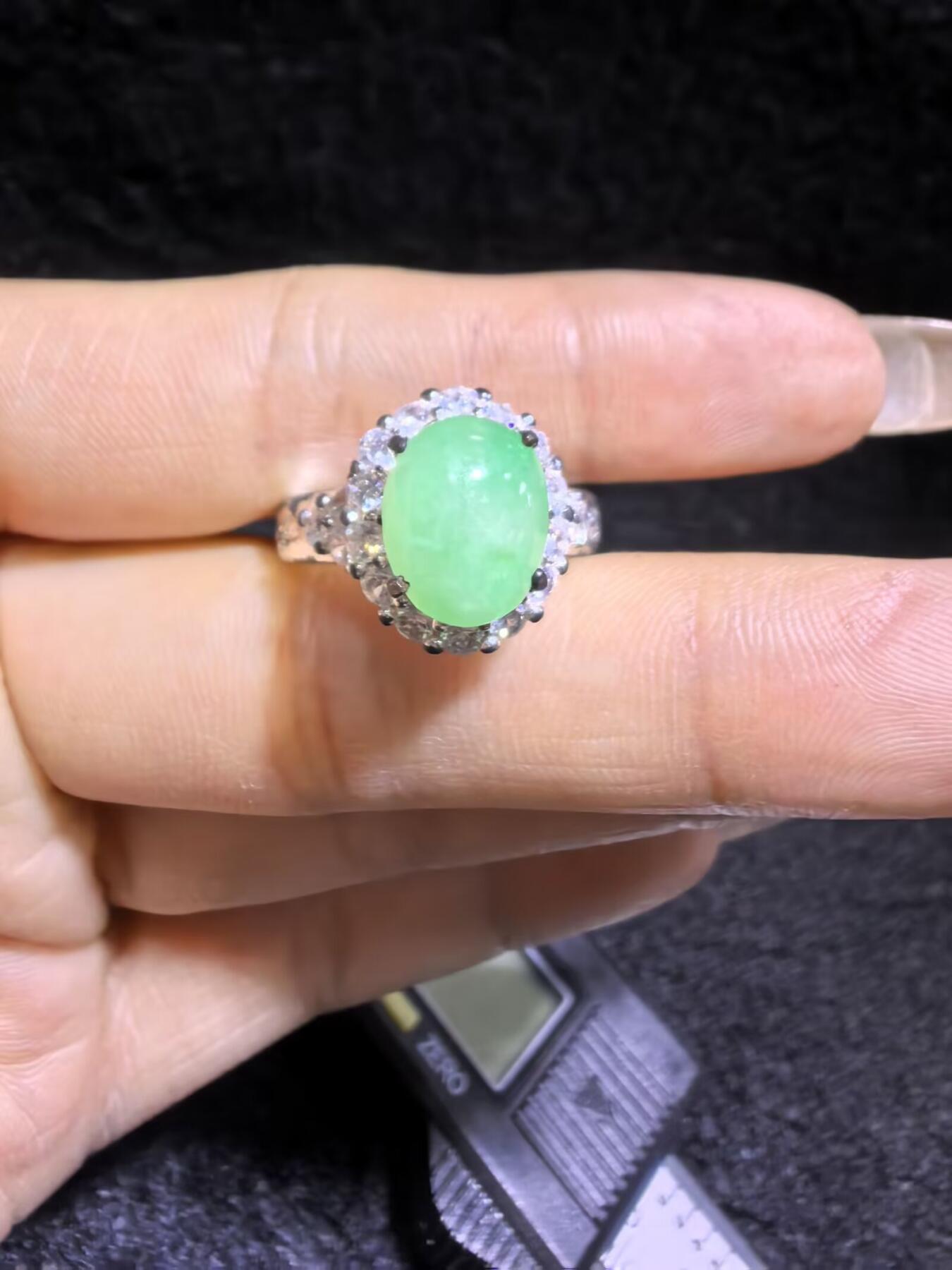 纯天然A货翡翠女戒面，色泽浓郁，水润冰透可代镶金银（老缅简单做铜托只为突显戒面效果）实物实拍，裸石尺寸:10.4mm*8.4mm