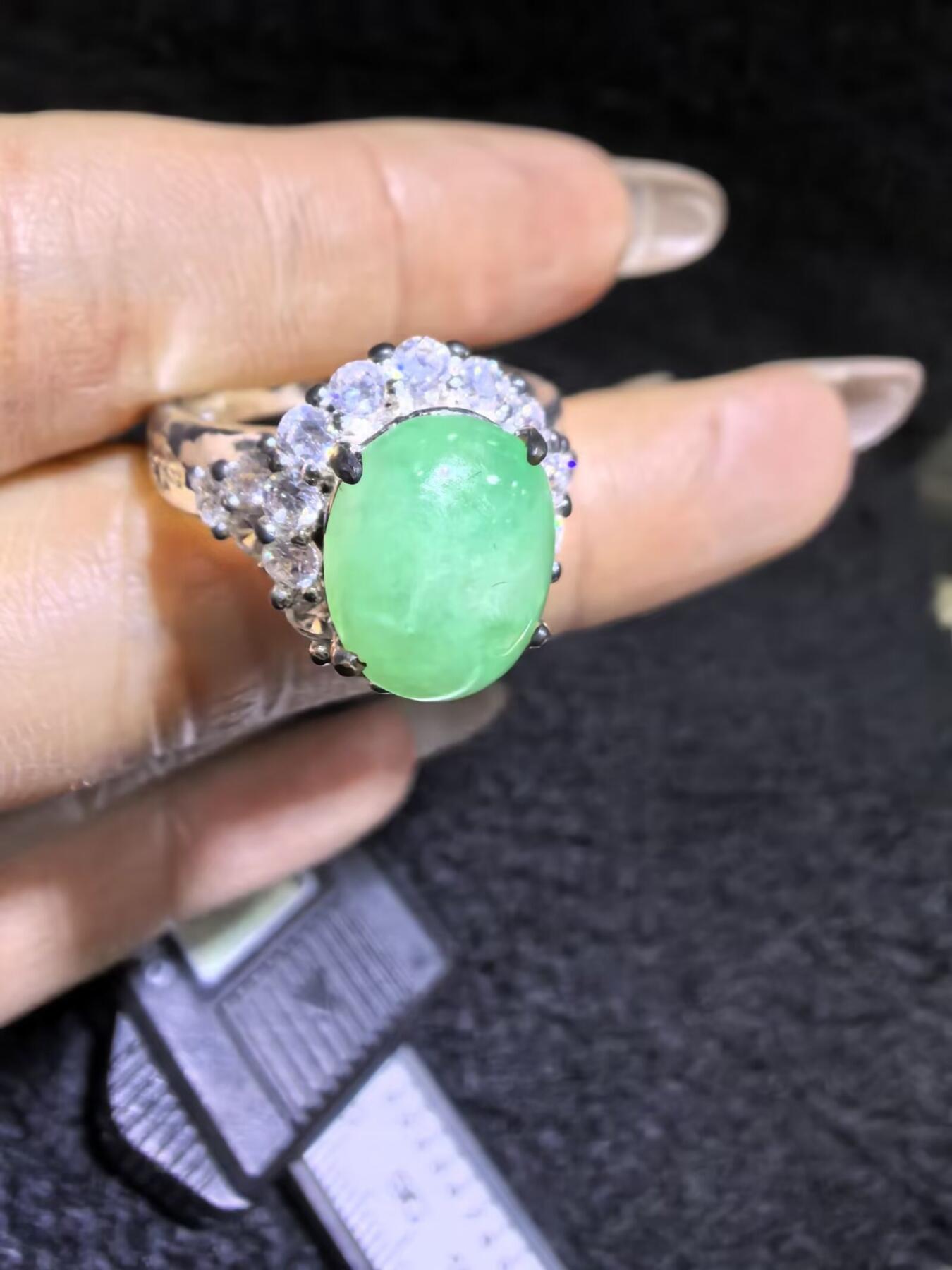 纯天然A货翡翠女戒面，色泽浓郁，水润冰透可代镶金银（老缅简单做铜托只为突显戒面效果）实物实拍，裸石尺寸:10.4mm*8.4mm