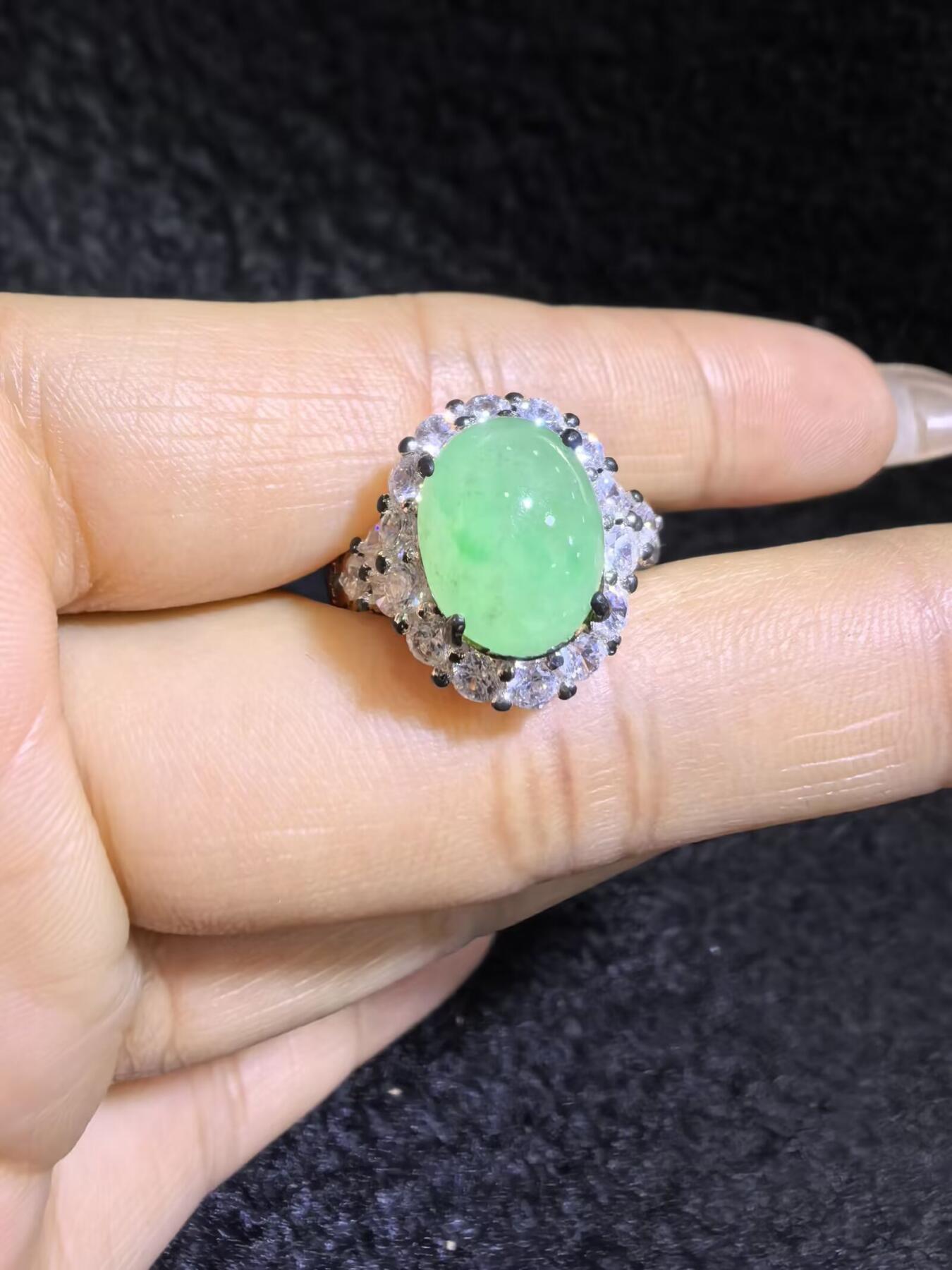 纯天然A货阳绿冰种女戒面，色泽浓郁，冰透水润，带色根，可代镶金银（老缅简单做铜托只为突显戒面效果）实物实拍，无任何滤镜，所见即所得。裸石尺寸:1.1cm*0.9mm