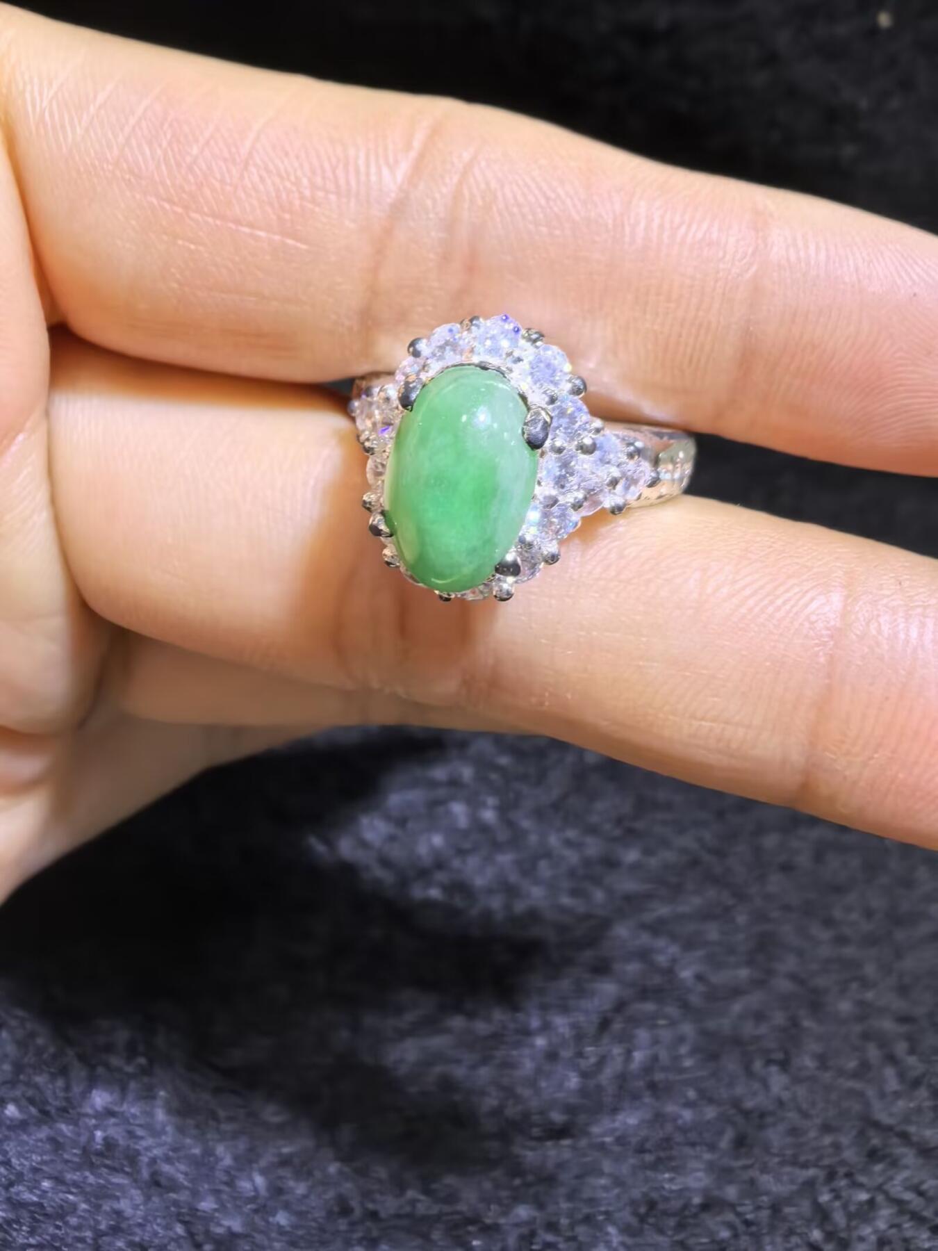 纯天然A货阳绿女戒面，色泽浓郁，种老色辣，可代镶金银（老缅简单做铜托只为突显戒面效果）实物实拍，无任何滤镜，所见即所得。裸石尺寸:1.0cm*0.7mm