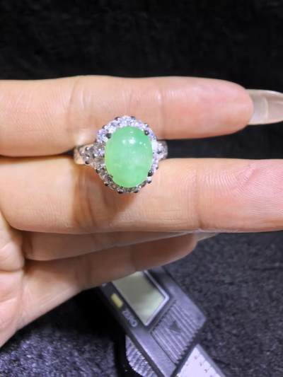 纯天然A货翡翠女戒面，色泽浓郁，水润冰透可代镶金银（老缅简单做铜托只为突显戒面效果）实物实拍，裸石尺寸:10.4mm*8.4mm