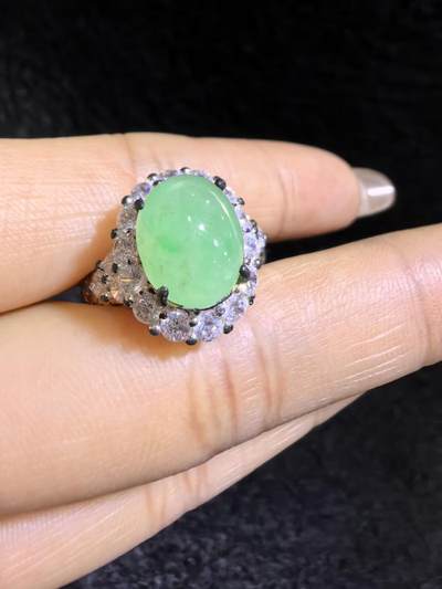 纯天然A货阳绿冰种女戒面，色泽浓郁，冰透水润，带色根，可代镶金银（老缅简单做铜托只为突显戒面效果）实物实拍，无任何滤镜，所见即所得。裸石尺寸:1.1cm*0.9mm