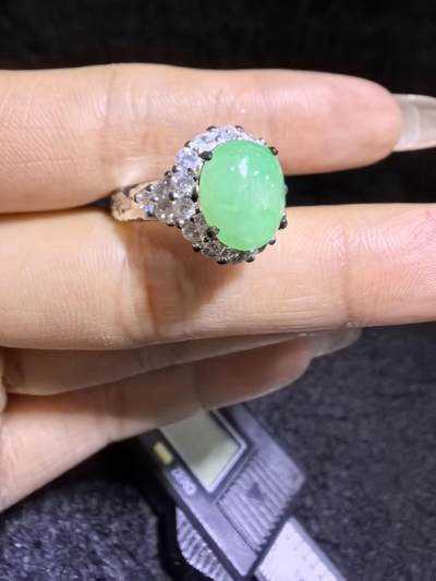 纯天然A货翡翠女戒面，色泽浓郁，水润冰透可代镶金银（老缅简单做铜托只为突显戒面效果）实物实拍，裸石尺寸:10.4mm*8.4mm