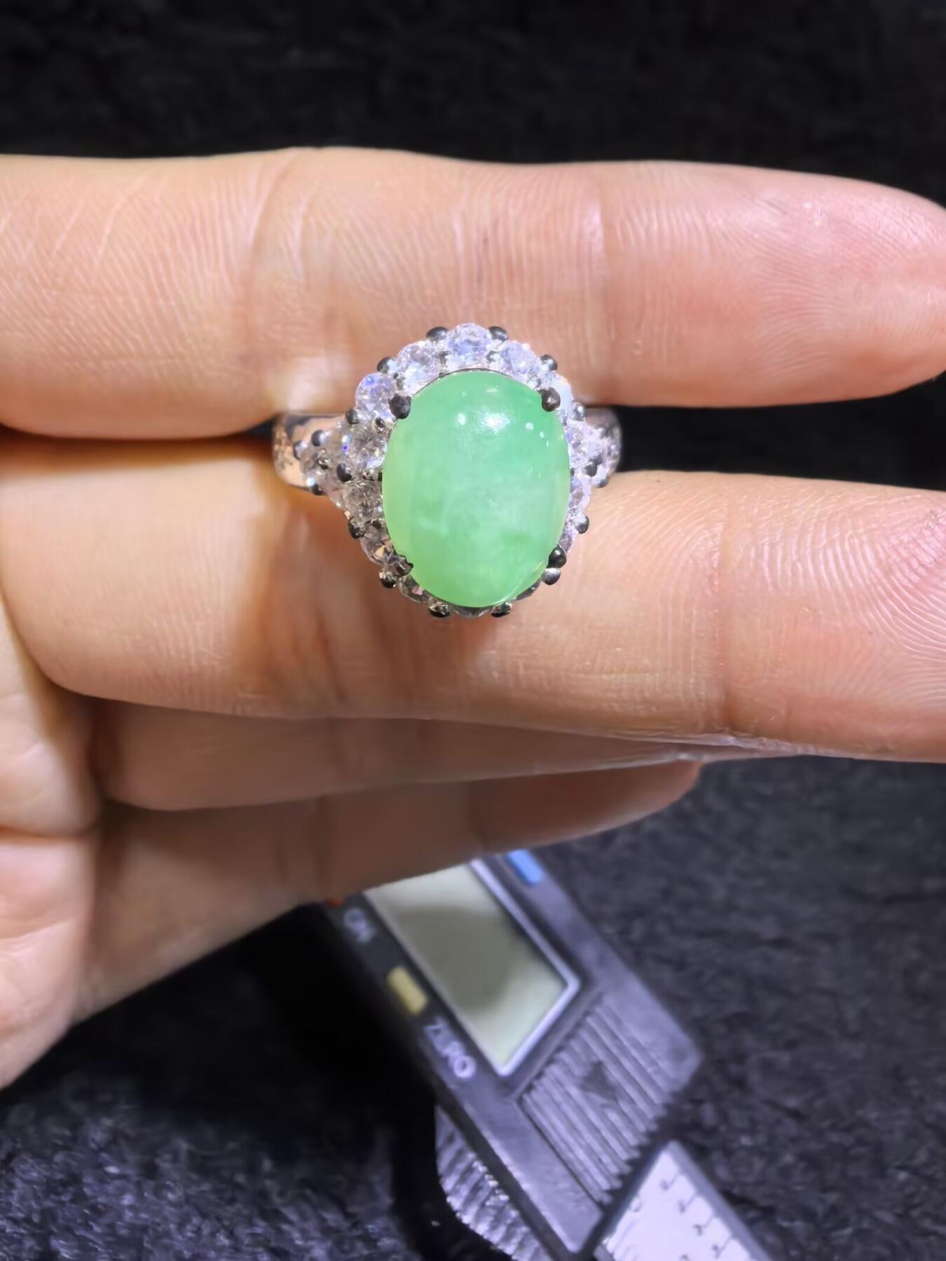 纯天然A货翡翠女戒面，色泽浓郁，水润冰透可代镶金银（老缅简单做铜托只为突显戒面效果）实物实拍，裸石尺寸:10.4mm*8.4mm