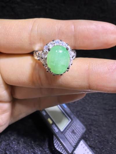 纯天然A货翡翠女戒面，色泽浓郁，水润冰透可代镶金银（老缅简单做铜托只为突显戒面效果）实物实拍，裸石尺寸:10.4mm*8.4mm