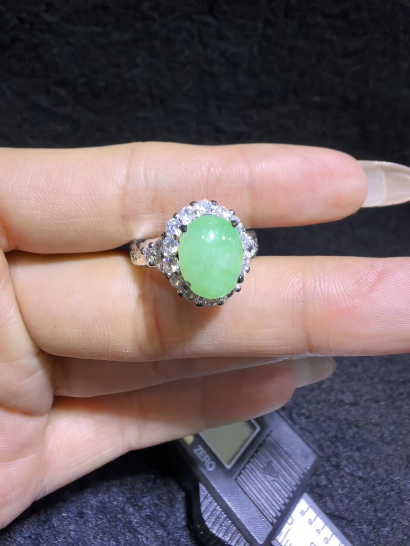 纯天然A货翡翠女戒面，色泽浓郁，水润冰透可代镶金银（老缅简单做铜托只为突显戒面效果）实物实拍，裸石尺寸:10.4mm*8.4mm