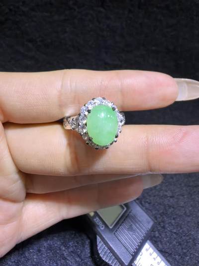 纯天然A货翡翠女戒面，色泽浓郁，水润冰透可代镶金银（老缅简单做铜托只为突显戒面效果）实物实拍，裸石尺寸:10.4mm*8.4mm