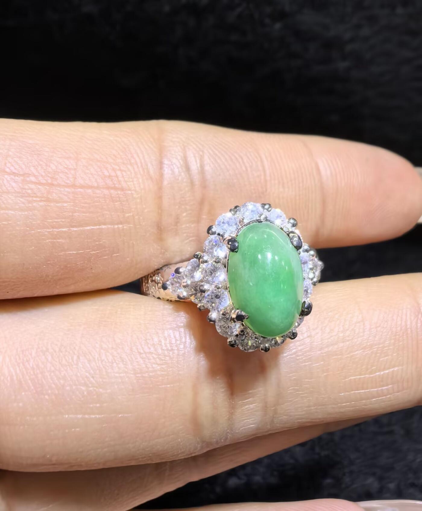 纯天然A货阳绿女戒面，色泽浓郁，种老色辣，可代镶金银（老缅简单做铜托只为突显戒面效果）实物实拍，无任何滤镜，所见即所得。裸石尺寸:1.0cm*0.7mm