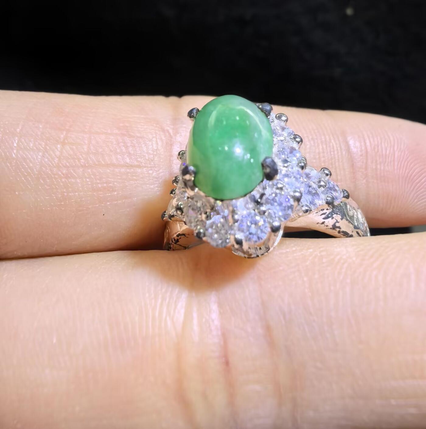 纯天然A货阳绿女戒面，色泽浓郁，种老色辣，可代镶金银（老缅简单做铜托只为突显戒面效果）实物实拍，无任何滤镜，所见即所得。裸石尺寸:1.0cm*0.7mm