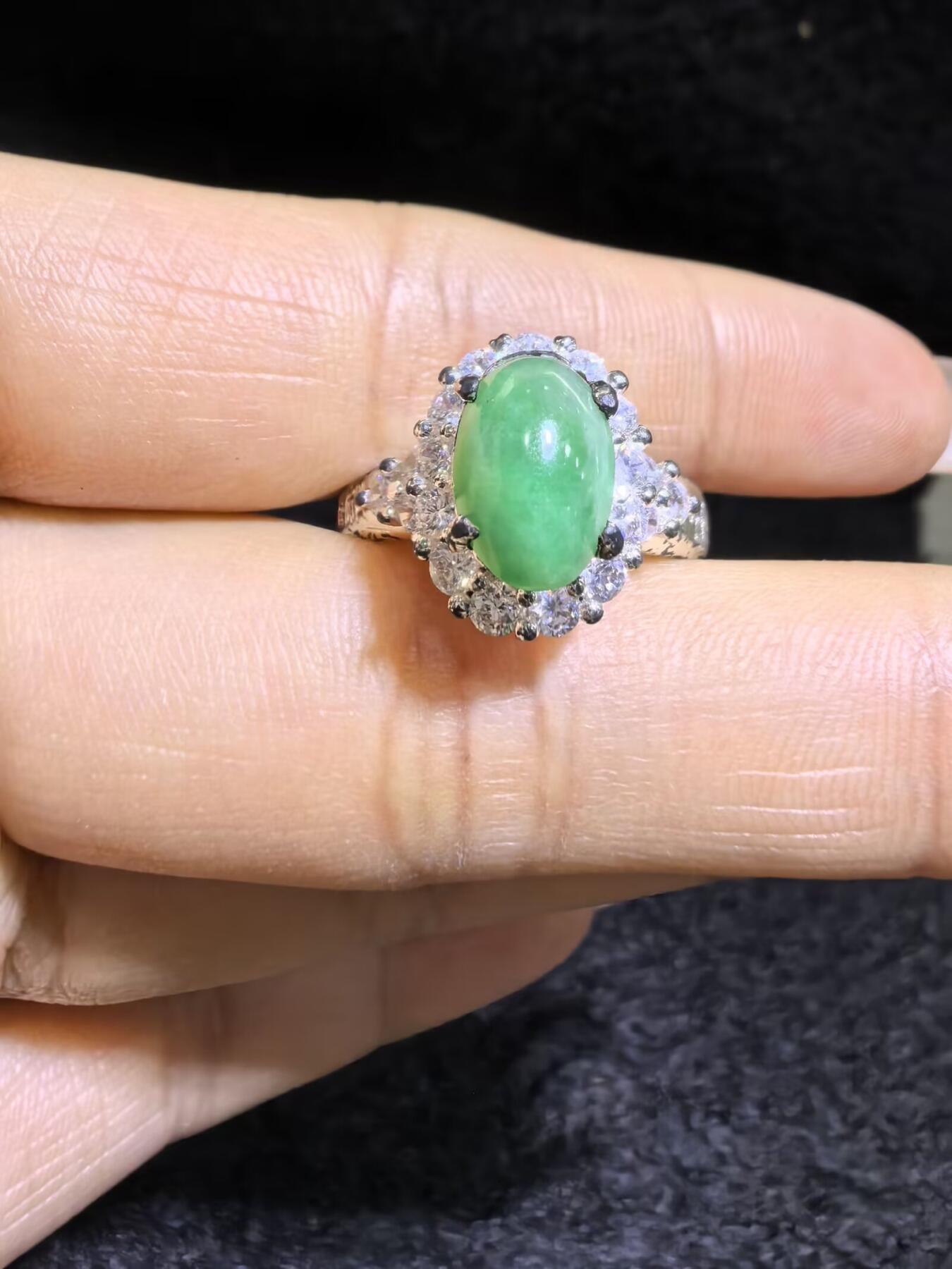 纯天然A货阳绿女戒面，色泽浓郁，种老色辣，可代镶金银（老缅简单做铜托只为突显戒面效果）实物实拍，无任何滤镜，所见即所得。裸石尺寸:1.0cm*0.7mm