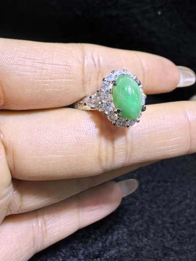 纯天然A货阳绿女戒面，色泽浓郁，种老色辣，可代镶金银（老缅简单做铜托只为突显戒面效果）实物实拍，无任何滤镜，所见即所得。裸石尺寸:1.0cm*0.7mm