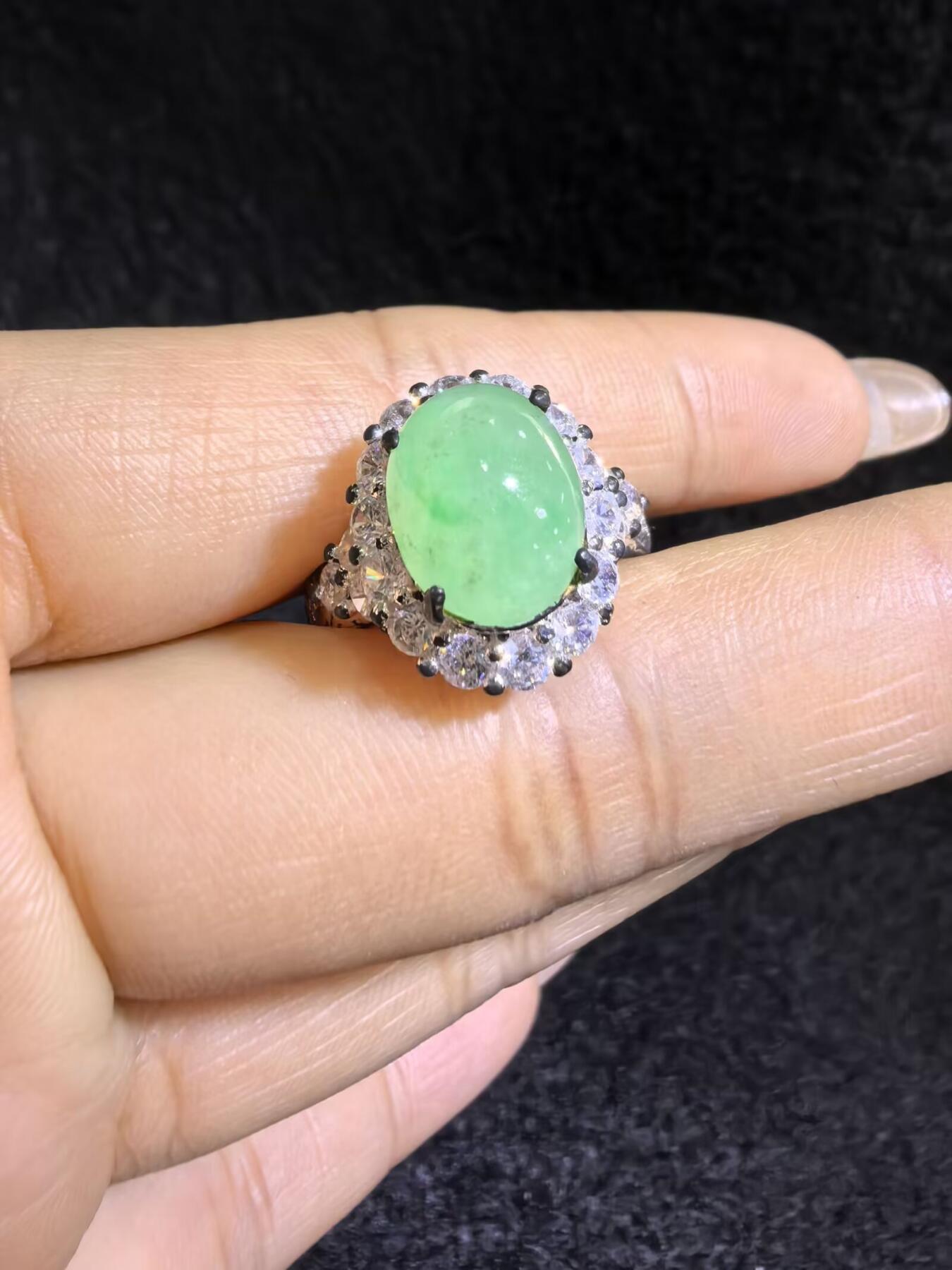 纯天然A货阳绿冰种女戒面，色泽浓郁，冰透水润，带色根，可代镶金银（老缅简单做铜托只为突显戒面效果）实物实拍，无任何滤镜，所见即所得。裸石尺寸:1.1cm*0.9mm