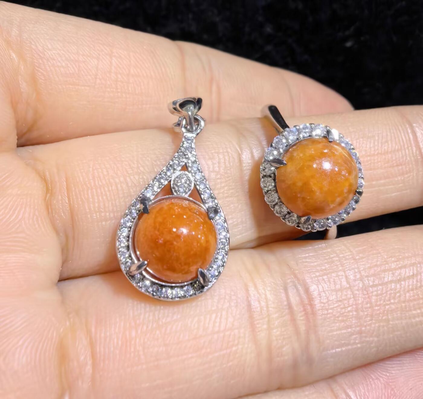 纯天然A货红翡戒指吊坠女款套装s925纯银镶嵌可调节圈口，天然无烧红翡，佩戴优雅简约，实物实拍，所见即所得。