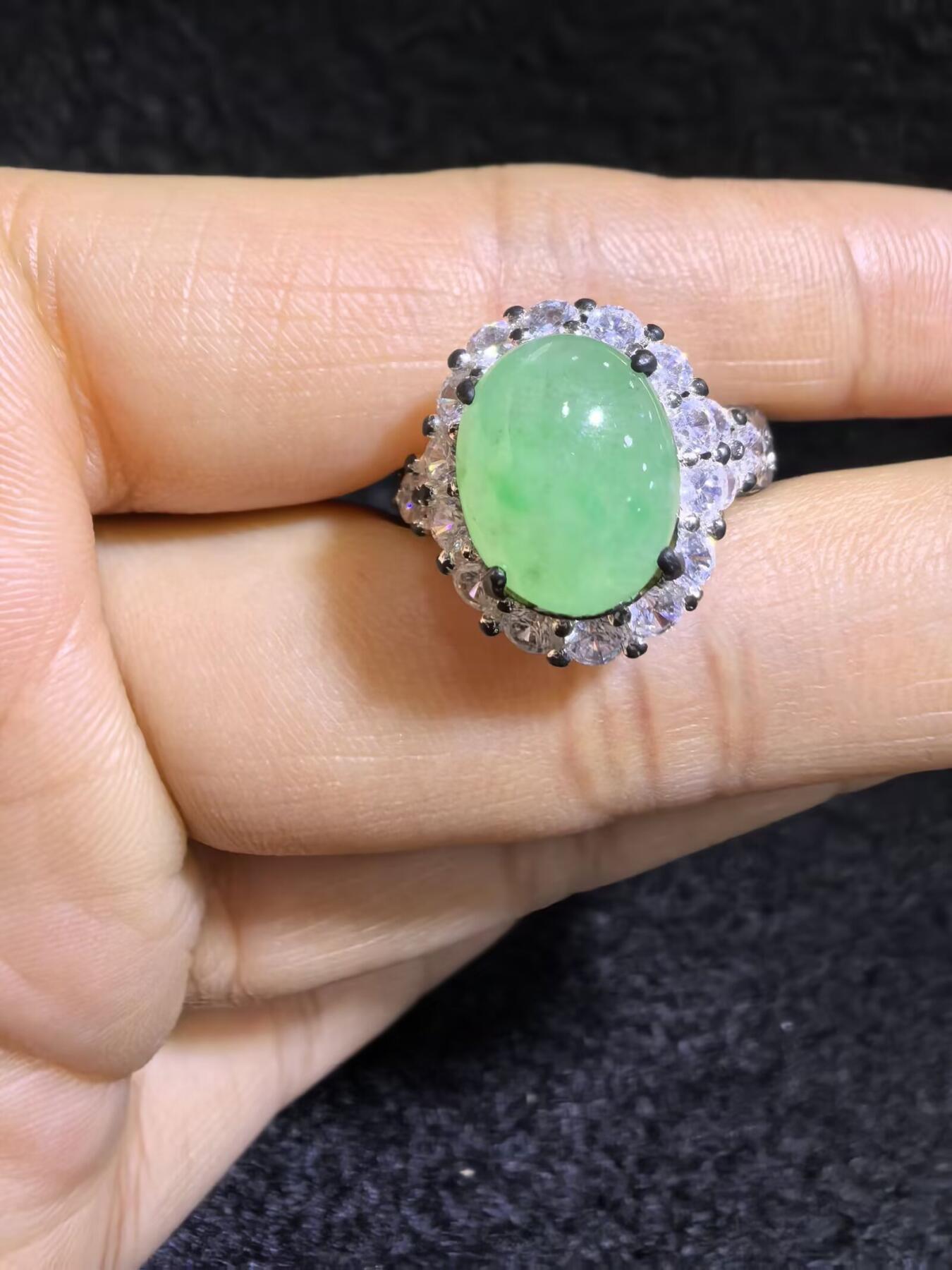 纯天然A货阳绿冰种女戒面，色泽浓郁，冰透水润，带色根，可代镶金银（老缅简单做铜托只为突显戒面效果）实物实拍，无任何滤镜，所见即所得。裸石尺寸:1.1cm*0.9mm