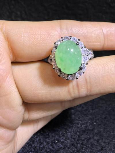 纯天然A货阳绿冰种女戒面，色泽浓郁，冰透水润，带色根，可代镶金银（老缅简单做铜托只为突显戒面效果）实物实拍，无任何滤镜，所见即所得。裸石尺寸:1.1cm*0.9mm