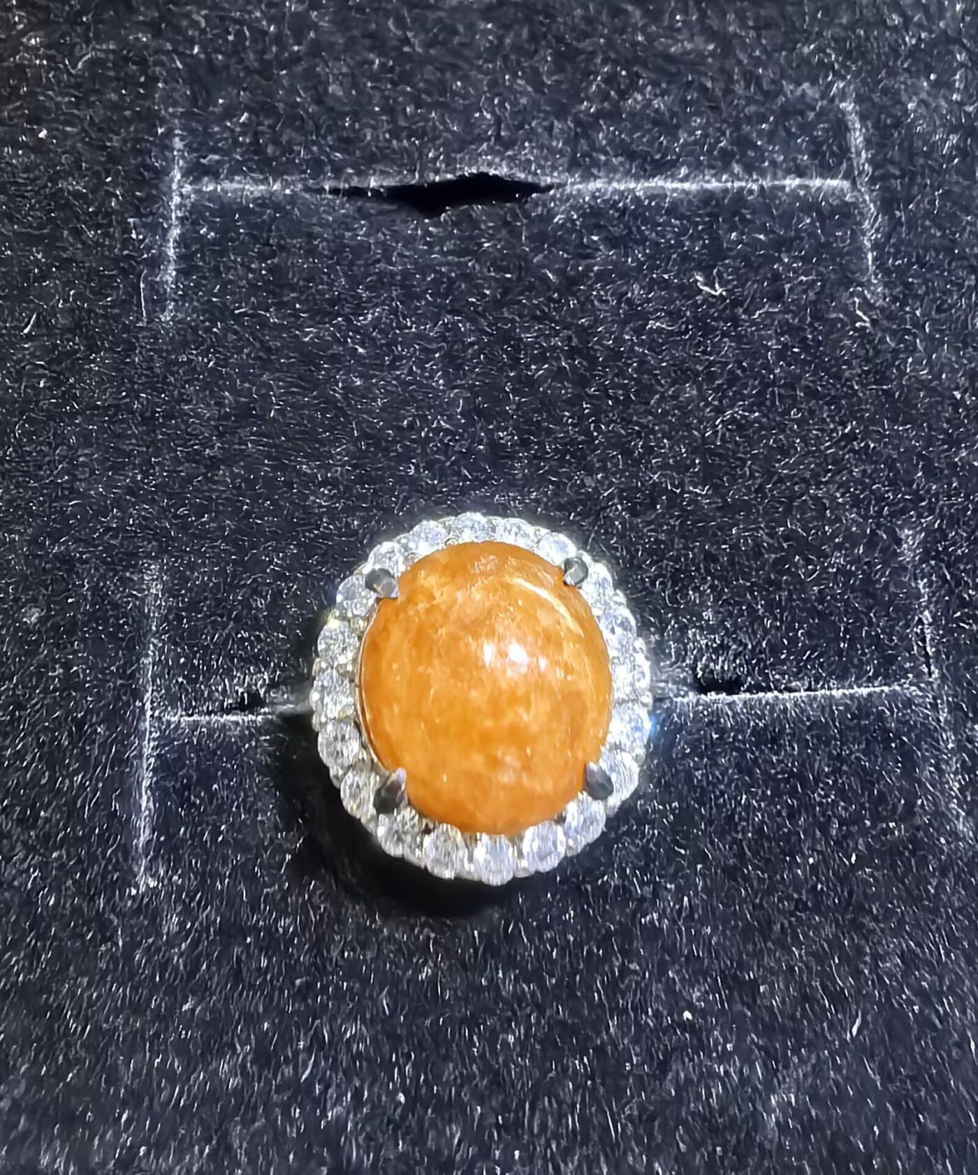 纯天然A货红翡戒指吊坠女款套装s925纯银镶嵌可调节圈口，天然无烧红翡，佩戴优雅简约，实物实拍，所见即所得。