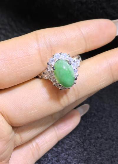 纯天然A货阳绿女戒面，色泽浓郁，种老色辣，可代镶金银（老缅简单做铜托只为突显戒面效果）实物实拍，无任何滤镜，所见即所得。裸石尺寸:1.0cm*0.7mm