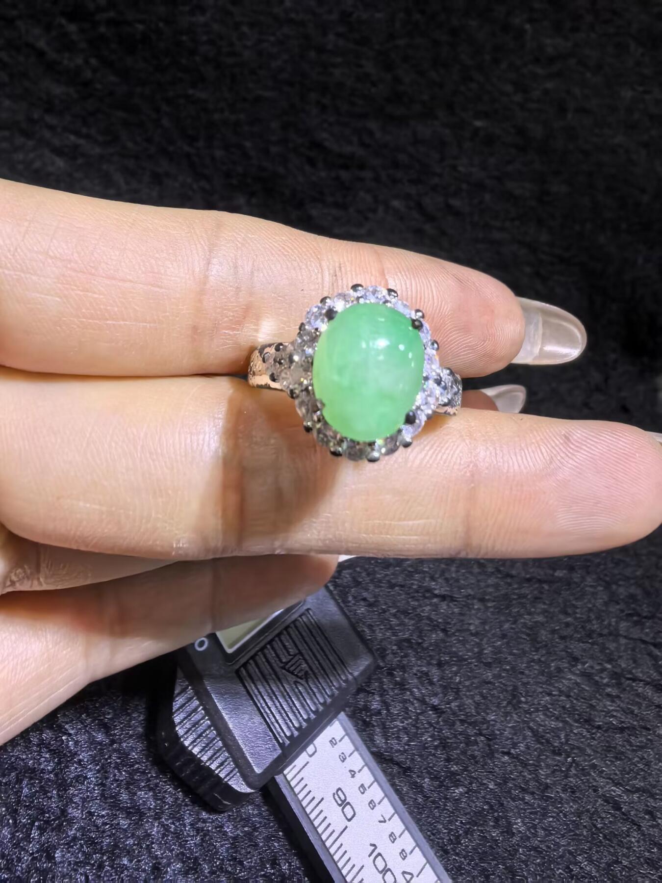 纯天然A货翡翠女戒面，色泽浓郁，水润冰透可代镶金银（老缅简单做铜托只为突显戒面效果）实物实拍，裸石尺寸:10.4mm*8.4mm