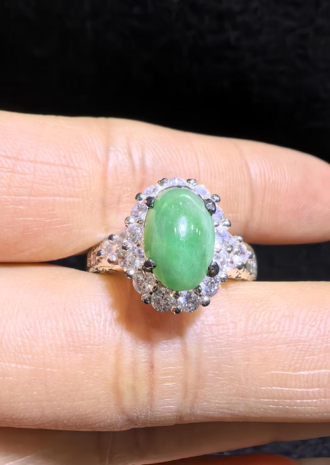 纯天然A货阳绿女戒面，色泽浓郁，种老色辣，可代镶金银（老缅简单做铜托只为突显戒面效果）实物实拍，无任何滤镜，所见即所得。裸石尺寸:1.0cm*0.7mm