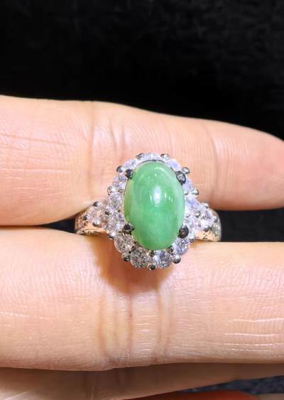 纯天然A货阳绿女戒面，色泽浓郁，种老色辣，可代镶金银（老缅简单做铜托只为突显戒面效果）实物实拍，无任何滤镜，所见即所得。裸石尺寸:1.0cm*0.7mm