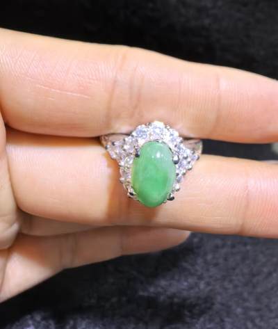 纯天然A货阳绿女戒面，色泽浓郁，种老色辣，可代镶金银（老缅简单做铜托只为突显戒面效果）实物实拍，无任何滤镜，所见即所得。裸石尺寸:1.0cm*0.7mm