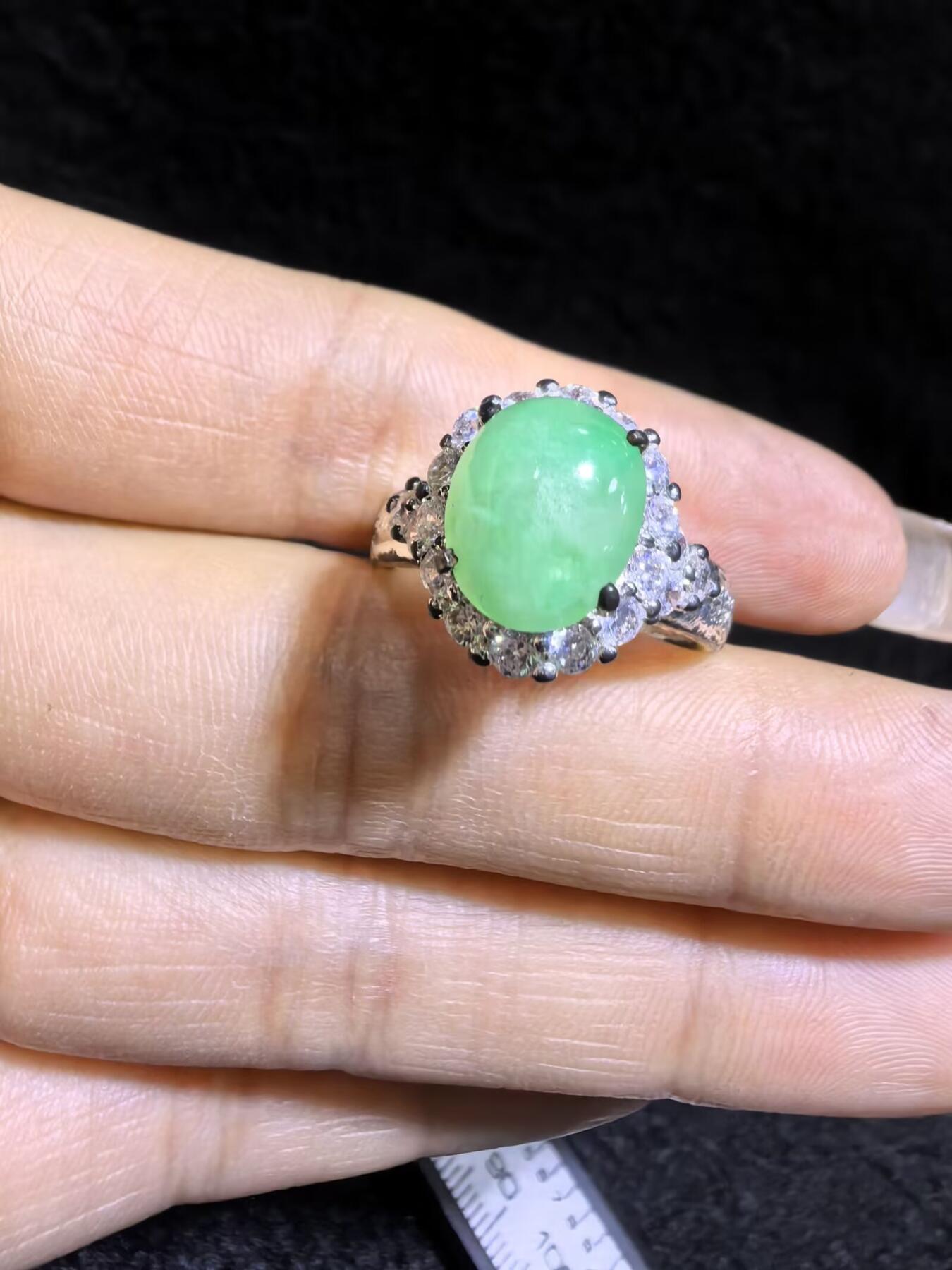 纯天然A货翡翠女戒面，色泽浓郁，水润冰透可代镶金银（老缅简单做铜托只为突显戒面效果）实物实拍，裸石尺寸:10.4mm*8.4mm