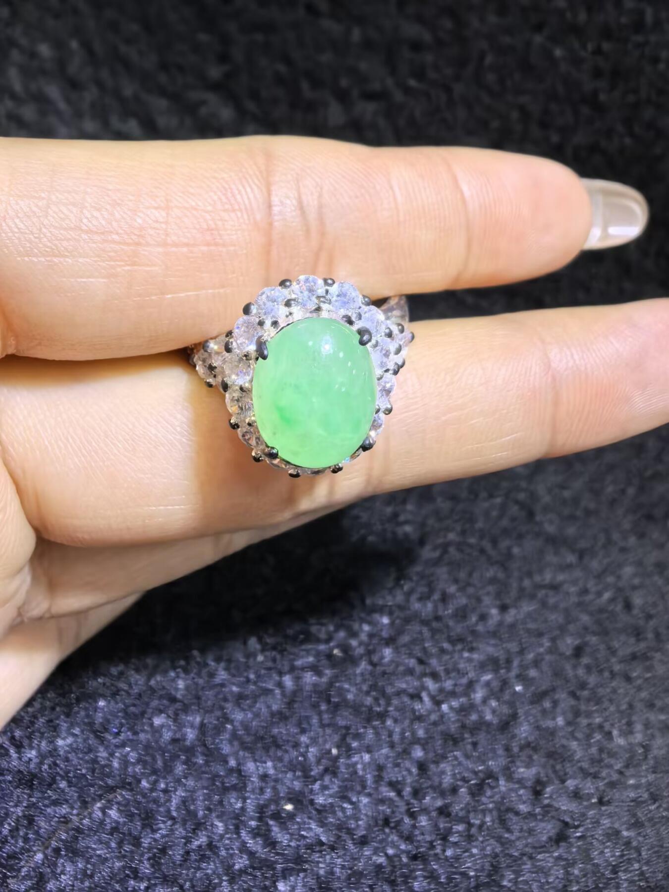 纯天然A货阳绿冰种女戒面，色泽浓郁，冰透水润，带色根，可代镶金银（老缅简单做铜托只为突显戒面效果）实物实拍，无任何滤镜，所见即所得。裸石尺寸:1.1cm*0.9mm