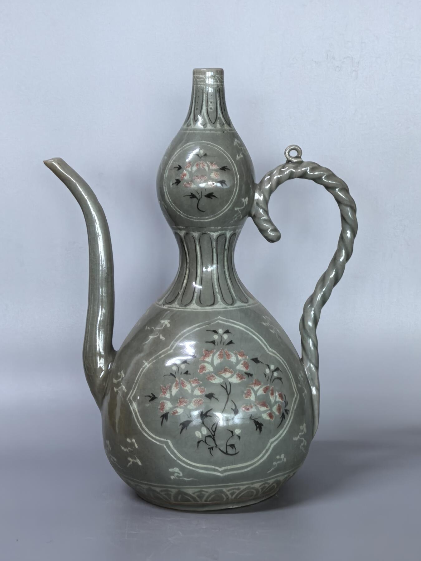 高丽青瓷黑白镶嵌釉里红水注