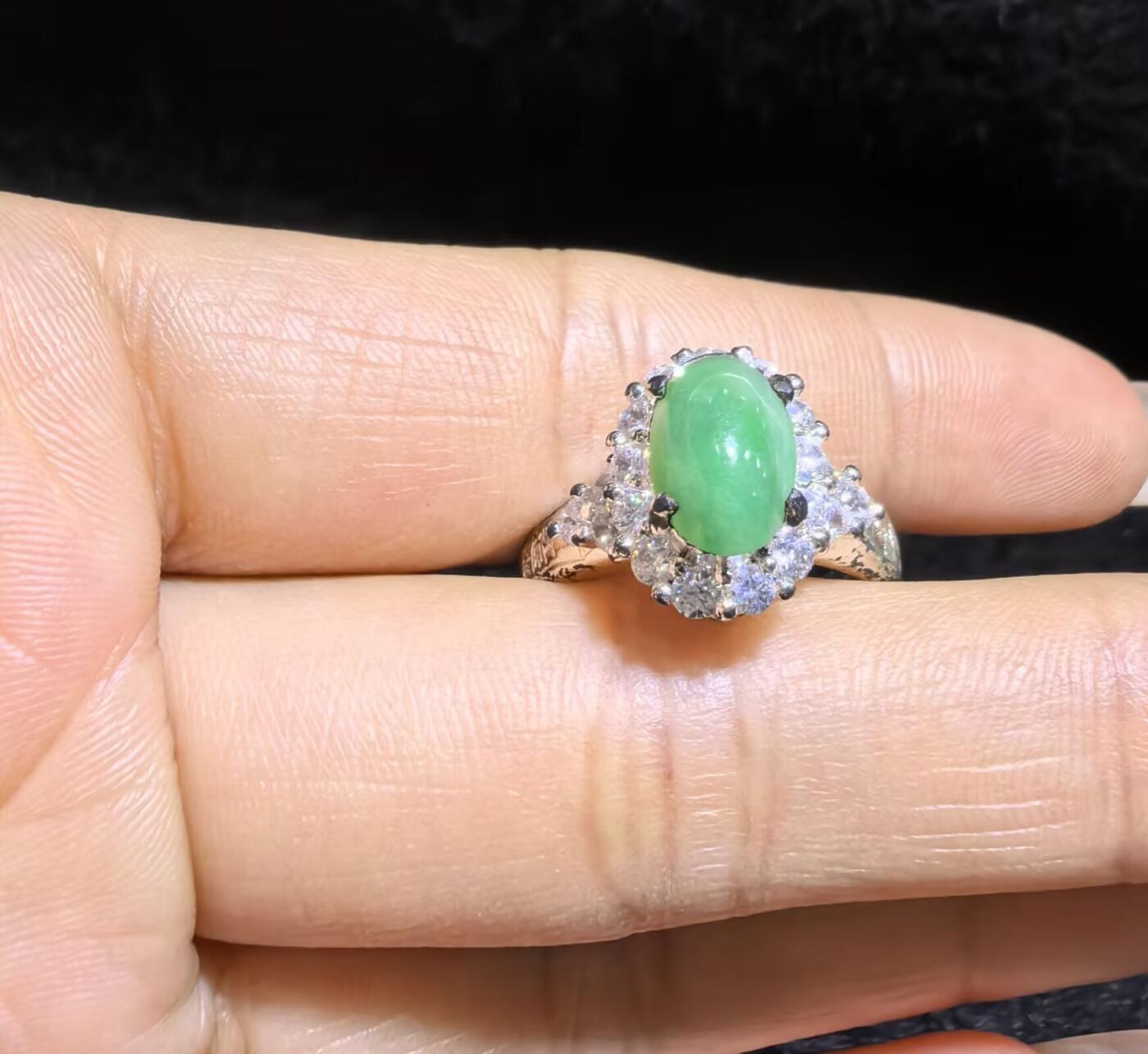 纯天然A货阳绿女戒面，色泽浓郁，种老色辣，可代镶金银（老缅简单做铜托只为突显戒面效果）实物实拍，无任何滤镜，所见即所得。裸石尺寸:1.0cm*0.7mm