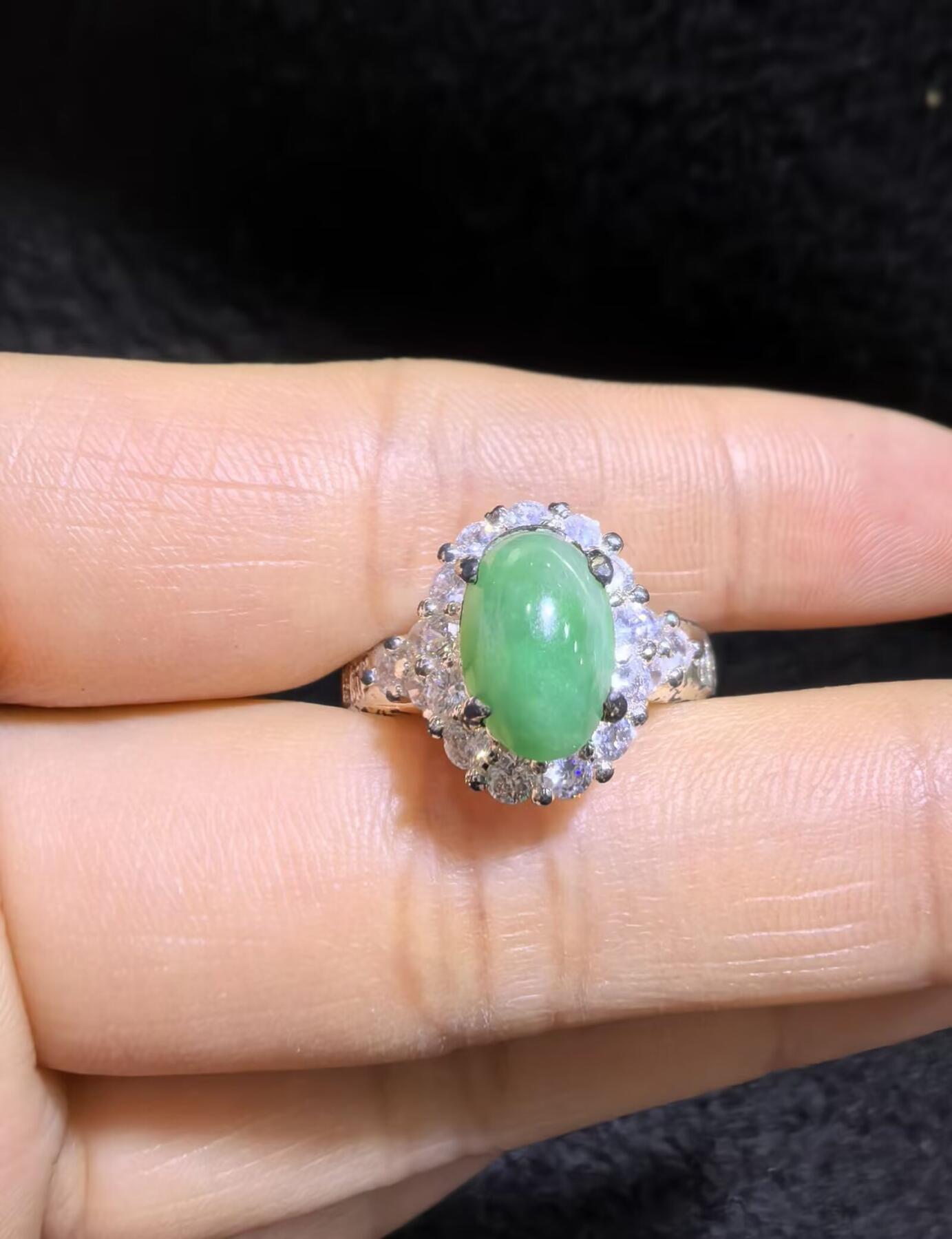 纯天然A货阳绿女戒面，色泽浓郁，种老色辣，可代镶金银（老缅简单做铜托只为突显戒面效果）实物实拍，无任何滤镜，所见即所得。裸石尺寸:1.0cm*0.7mm