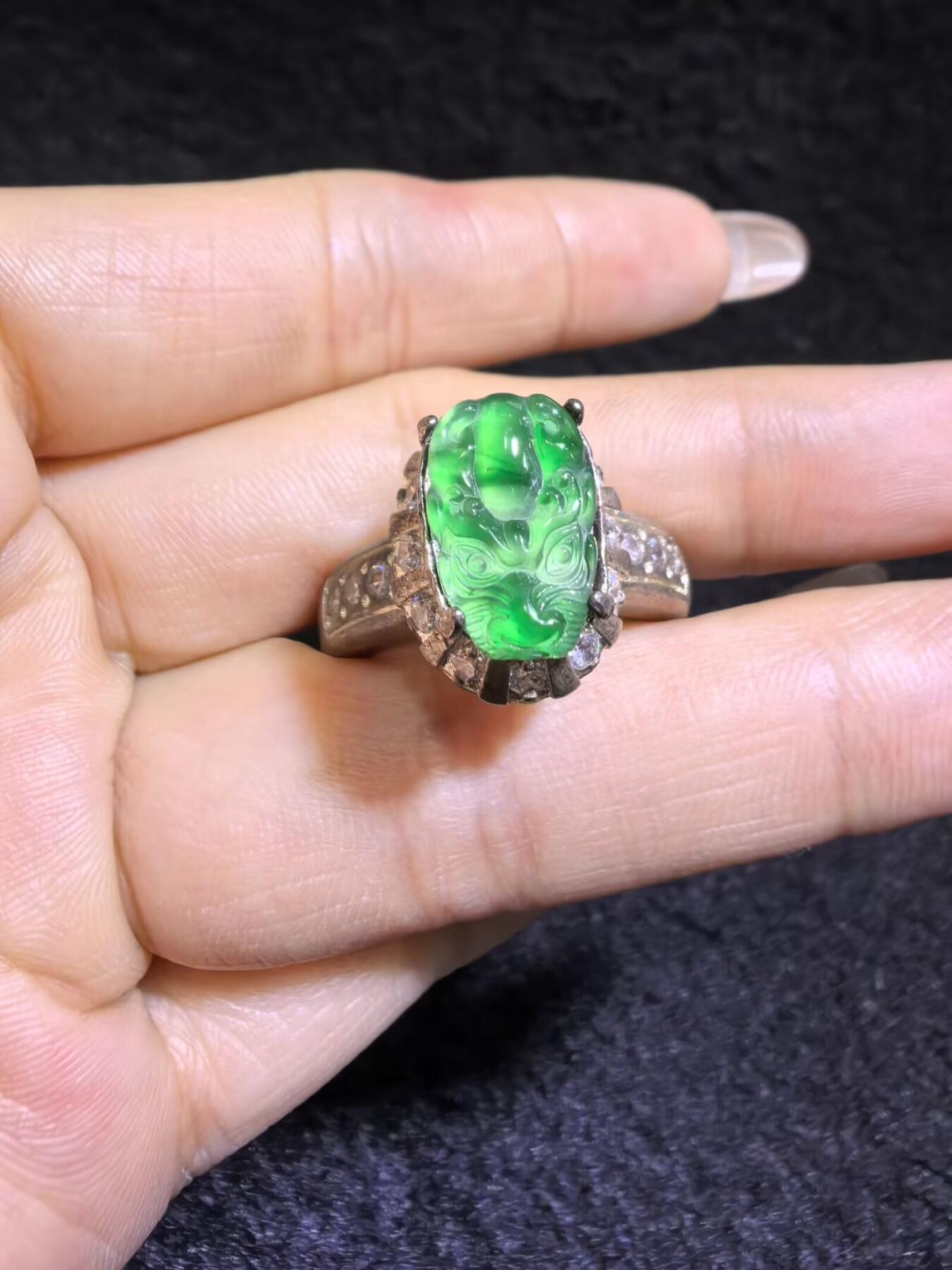 纯天然A货阳绿翡翠冰种貔貅女戒面，水润冰透，色阳，可代镶金银（老缅简单做铜托只为突显戒面效果）实物实拍，裸石尺寸:1.3cm*0.8cm