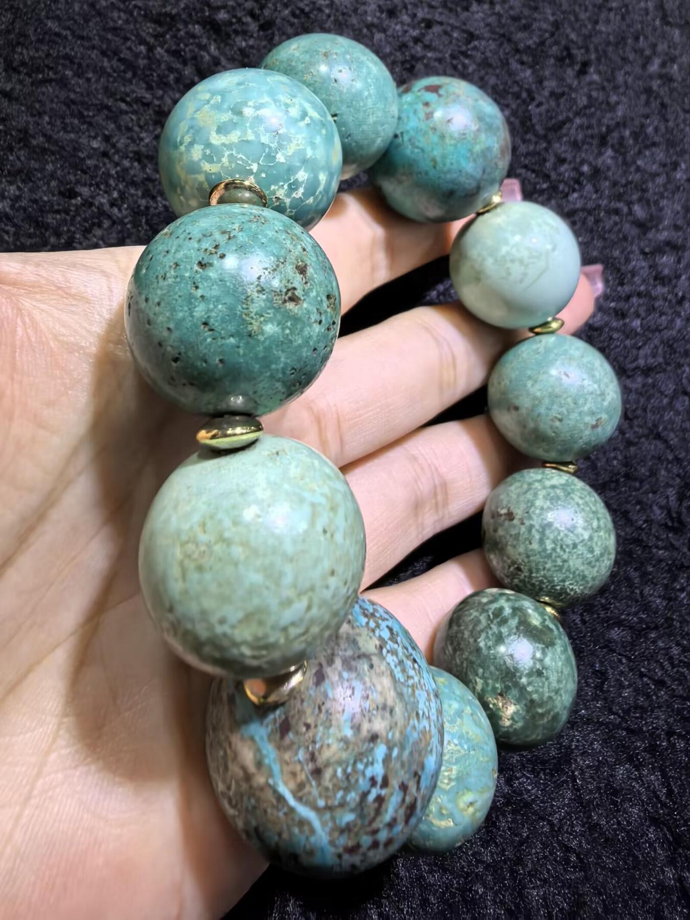 旧藏创汇时期原矿绿松石手串，珠体最大2.3cm，最小1.8cm。个别珠不归圆。岁月包浆浑厚。总克重:116.1g