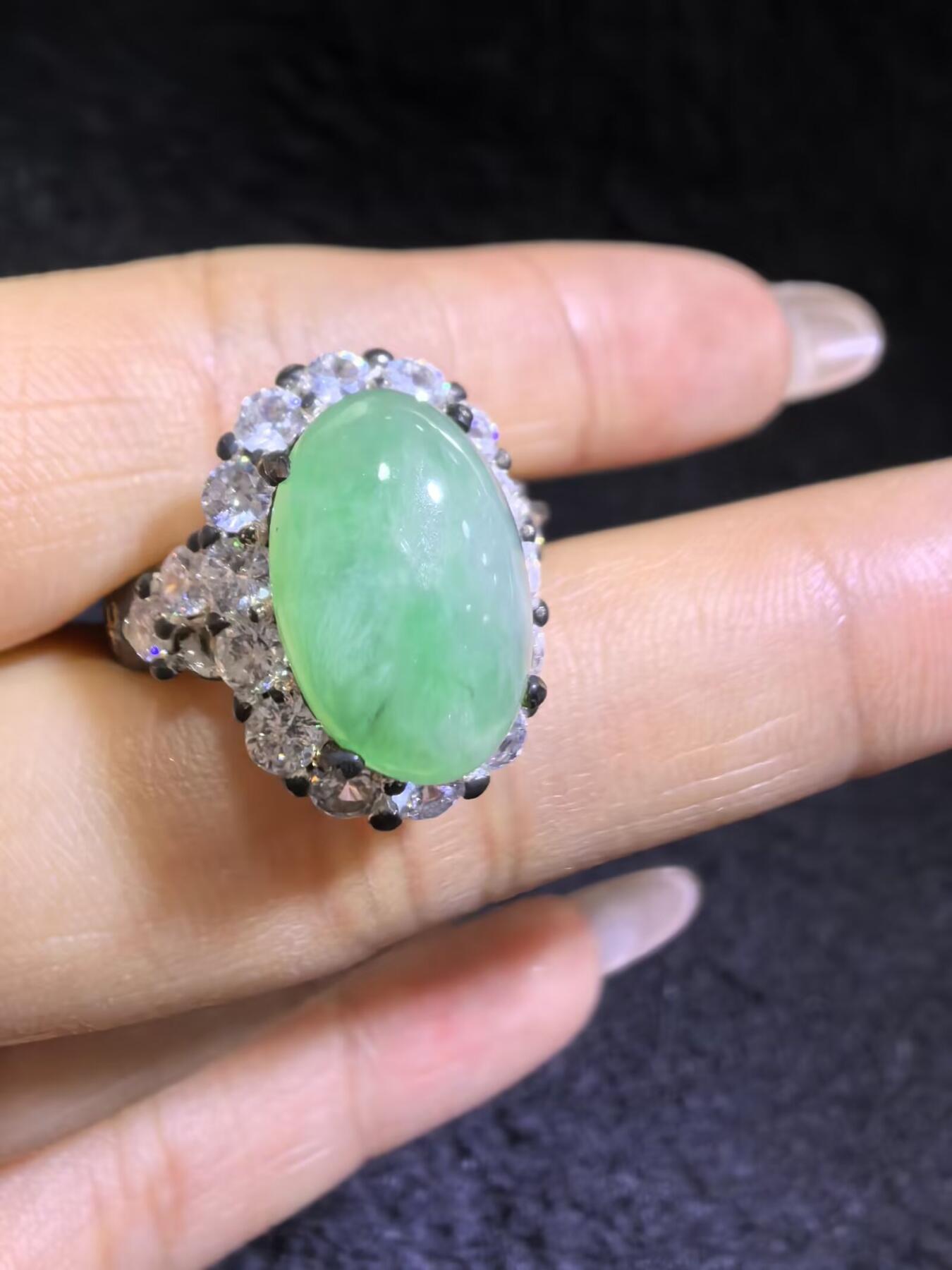 纯天然A货翡翠飘绿女戒面，色阳，带色根。可代镶金银（老缅简单做铜托只为突显戒面效果）实物实拍，裸石尺寸:1.37cm*0.92cm