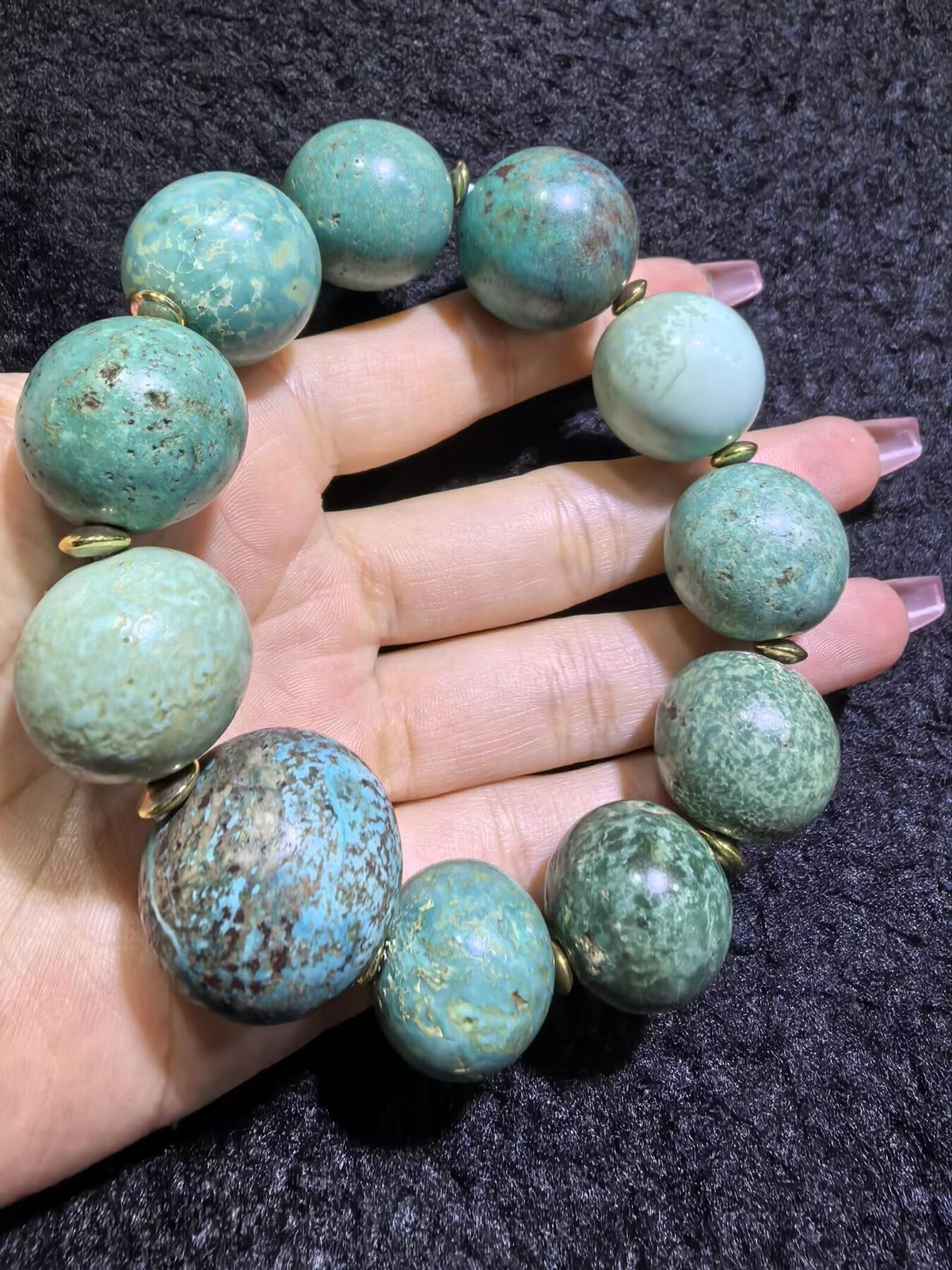 旧藏创汇时期原矿绿松石手串，珠体最大2.3cm，最小1.8cm。个别珠不归圆。岁月包浆浑厚。总克重:116.1g