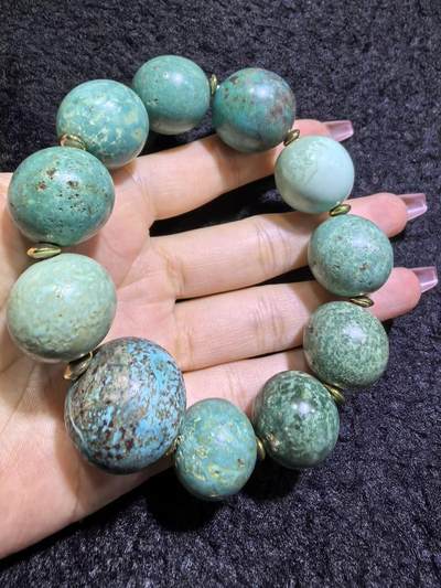 旧藏创汇时期原矿绿松石手串，珠体最大2.3cm，最小1.8cm。个别珠不归圆。岁月包浆浑厚。总克重:116.1g