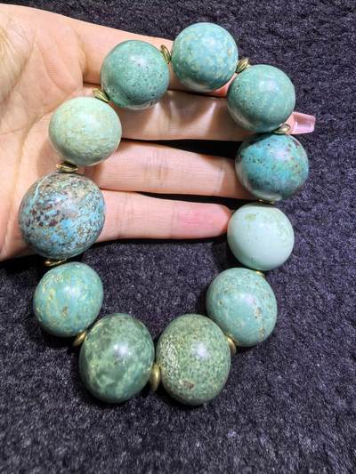 旧藏创汇时期原矿绿松石手串，珠体最大2.3cm，最小1.8cm。个别珠不归圆。岁月包浆浑厚。总克重:116.1g