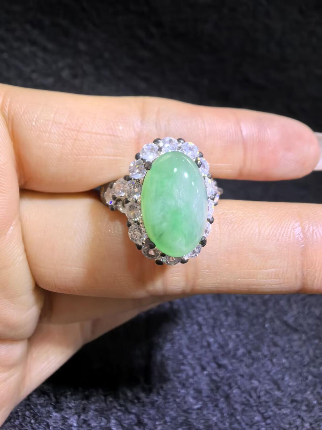 纯天然A货翡翠飘绿女戒面，色阳，带色根。可代镶金银（老缅简单做铜托只为突显戒面效果）实物实拍，裸石尺寸:1.37cm*0.92cm