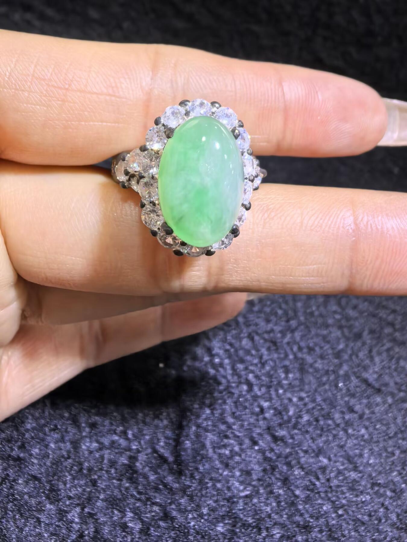 纯天然A货翡翠飘绿女戒面，色阳，带色根。可代镶金银（老缅简单做铜托只为突显戒面效果）实物实拍，裸石尺寸:1.37cm*0.92cm