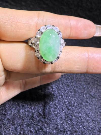 纯天然A货翡翠飘绿女戒面，色阳，带色根。可代镶金银（老缅简单做铜托只为突显戒面效果）实物实拍，裸石尺寸:1.37cm*0.92cm