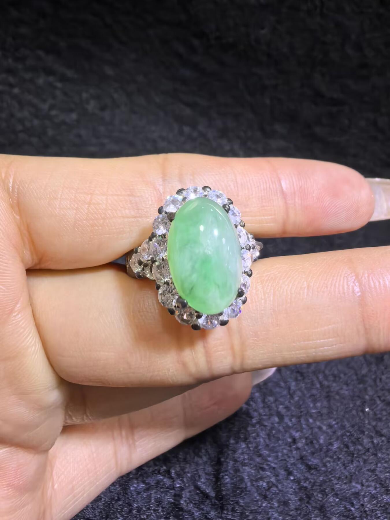 纯天然A货翡翠飘绿女戒面，色阳，带色根。可代镶金银（老缅简单做铜托只为突显戒面效果）实物实拍，裸石尺寸:1.37cm*0.92cm