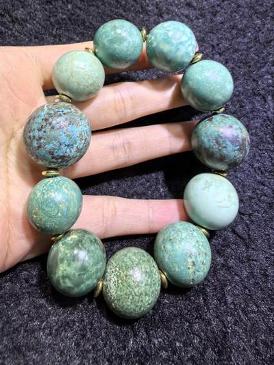 旧藏创汇时期原矿绿松石手串，珠体最大2.3cm，最小1.8cm。个别珠不归圆。岁月包浆浑厚。总克重:116.1g
