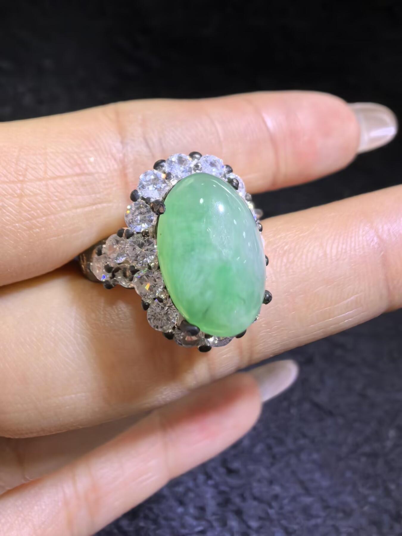 纯天然A货翡翠飘绿女戒面，色阳，带色根。可代镶金银（老缅简单做铜托只为突显戒面效果）实物实拍，裸石尺寸:1.37cm*0.92cm