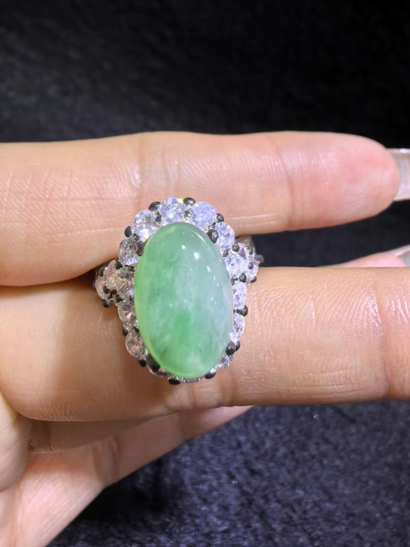 纯天然A货翡翠飘绿女戒面，色阳，带色根。可代镶金银（老缅简单做铜托只为突显戒面效果）实物实拍，裸石尺寸:1.37cm*0.92cm