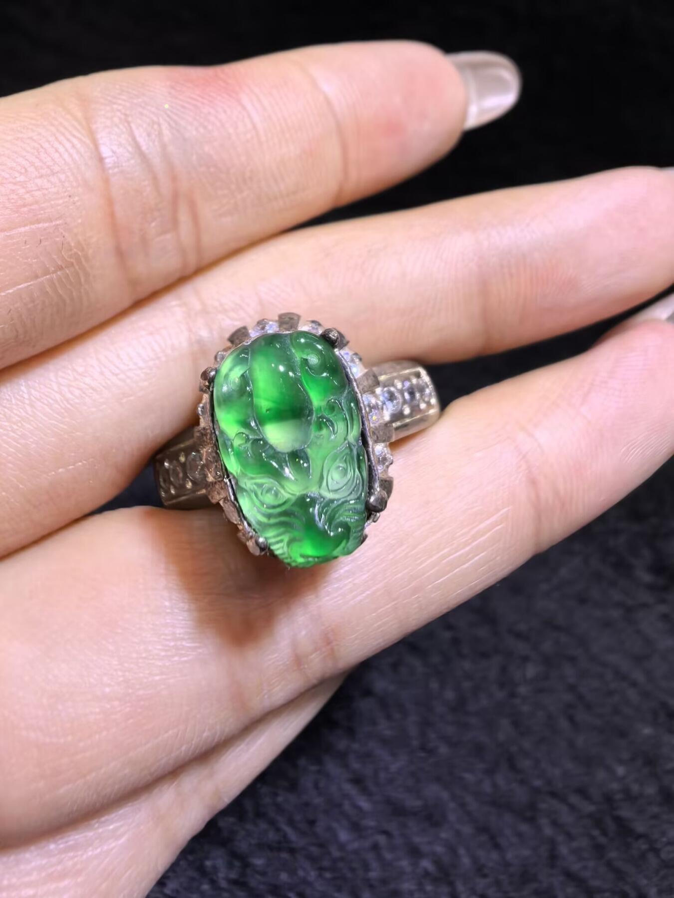 纯天然A货阳绿翡翠冰种貔貅女戒面，水润冰透，色阳，可代镶金银（老缅简单做铜托只为突显戒面效果）实物实拍，裸石尺寸:1.3cm*0.8cm